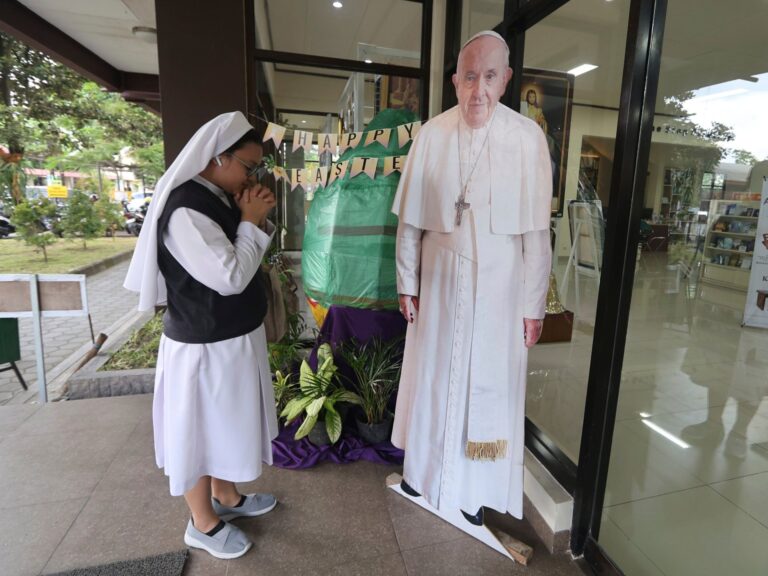 People around the world mourn the death of Pope Francis