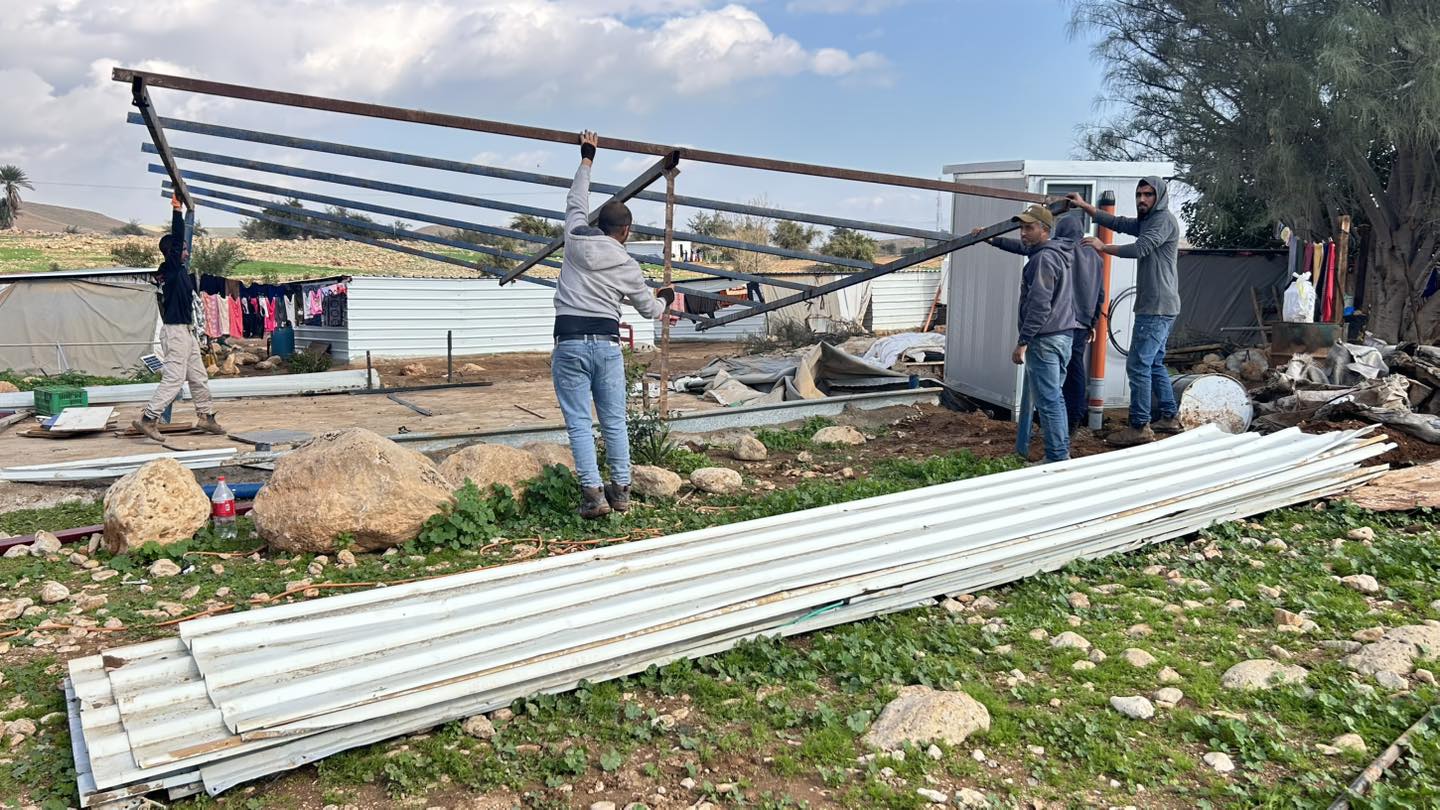 Jewish settlers place mobile homes on Palestinian-owned land
