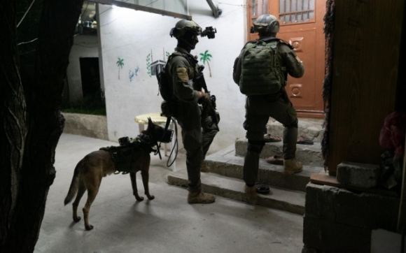 IOF kidnaps several Palestinians in W. Bank raids